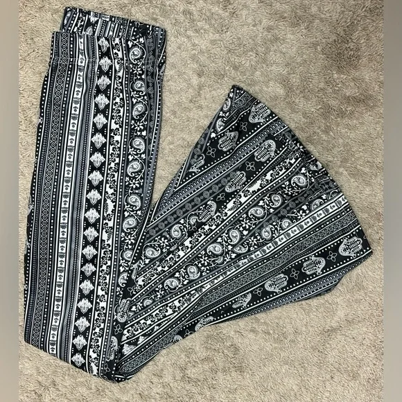 Black and White Patterned Flare Pants size S - Picture 1 of 3